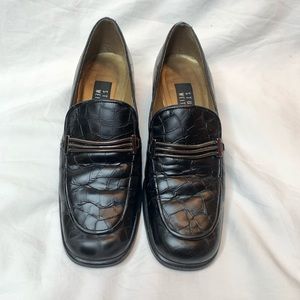 Women's Stuart Weitzman Black Alligator Loafer